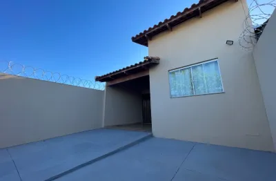 Casa 2 quartos, suite, portão eletrônico, câmeras e área de churrasco a venda no planalto