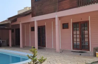 Ótima casa rentável + 03 aptos de 01 dorm a 350 metros do mar