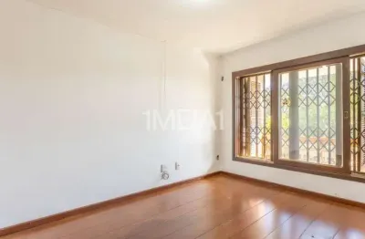 Casa com 3 quartos para alugar na rua maestro salvador campanella, 70, jardim itu sabará, porto alegre por r$ 8.900