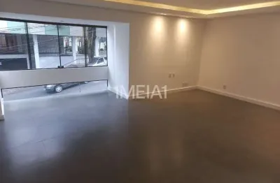 Apartamento com 3 quartos para alugar na Avenida Iguassu, 685, Petrópolis, Porto Alegre por R$ 4.800