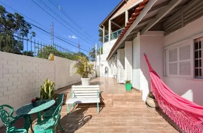 Casa com 3 quartos para alugar na Rua Doutor Ernesto Miranda, 195, Jardim São Pedro, Porto Alegre por R$ 4.700