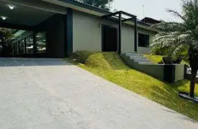 Casa térrea é o verdadeiro refúgio de luxo e sofisticação no condomínio fazenda da ilha.