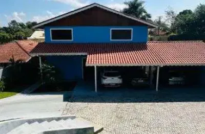 Este esplêndido refúgio no condomínio fechado de alto padrão, fazenda da ilha