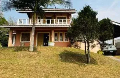 Apresentamos uma casa espetacular no prestigiado condomínio fazenda da ilha