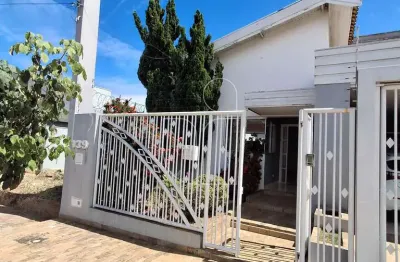 Excelente casa, são 03 suites, sala com pé direito alto, lavabo, escritório, ampla cozinha com planejados,garagem para 02 automoveis, espaço goumert, piscina, banheiro