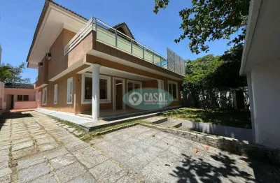 Casa em itacoatiara com 05 quartos há pouquíssimos passos da praia
