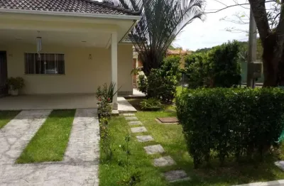 Casa linear em condomínio com 03 quartos, piscina e churrasqueira!