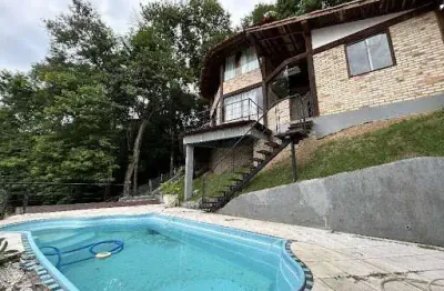 Casa em condomínio com 04 quartos, piscina e churrasqueira em itaipu