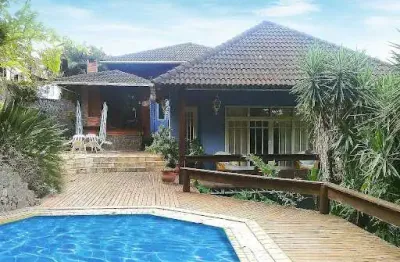 Casa em condomínio com 03 quartos, piscina, sauna e churrasqueira