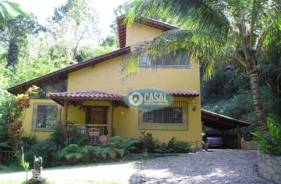 Casa com 04 quartos com 2000 m² de terreno em ótima localização de itaipu.