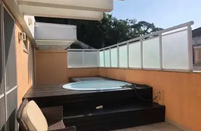 Cobertura com 03 quartos a poucos metros da praia de itacoatiara