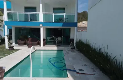 Casa em piratininga com 03 quartos sendo 02 suítes, piscina, churrasqueira e quintal.
