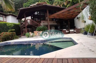 Casa em condomínio com 03 quartos, piscina e churrasqueira em itaipu.
