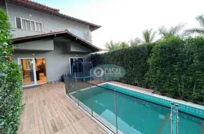 Casa em condomínio com 04 suítes, quintal e piscina em itaipu.