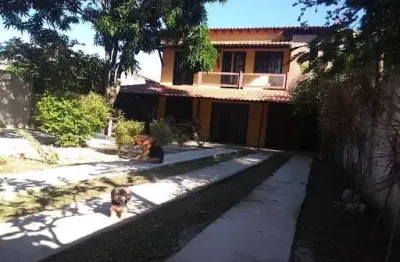 Casa com 05 quartos com quintal e churrasqueira em itaipu