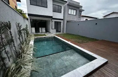 Casa em camboinhas com 04 quartos com quintal, piscina e churrasqueira