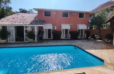 Casa em condomínio com 04 quartos, piscina, sauna e churrasqueira em itaipu