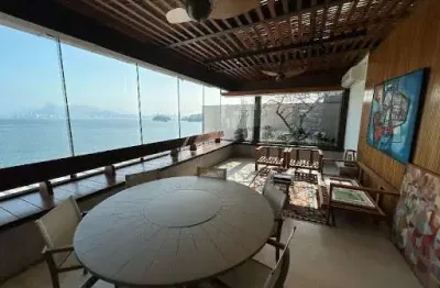 Cobertura com vista para praia de icaraí com 03 suítes, piscina, sauna e churrasqueira.