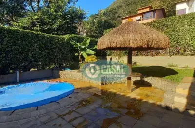 Casa em condomínio com 04 quartos, piscina, sauna e churrasqueira.