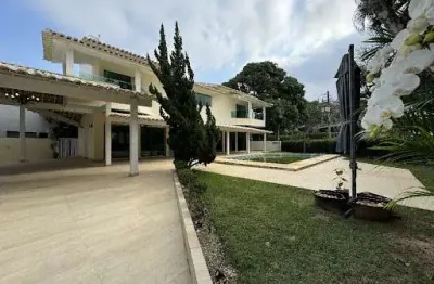 Casa em condomínio com 03 suítes, piscina e churrasqueira em piratininga - niterói/rj