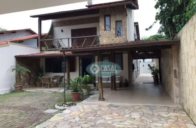 Casa em camboinhas com 04 quartos sendo 02 suítes, piscina e churrasqueira.