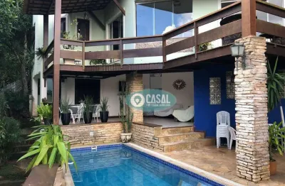 Casa com 03 quartos sendo 03 suítes em condomínio itaipu.