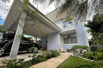 Casa em condomínio com 05 quartos, piscina e churrasqueira.