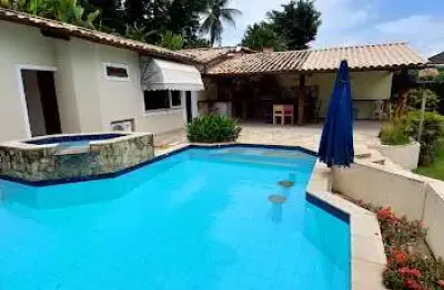 Casa linear em condomínio com 04 quartos com piscina e churrasqueira em itaipu