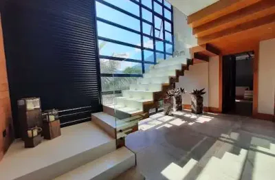 Casa com 04 quartos de frente para a praia de itacoatiara - niterói/rj