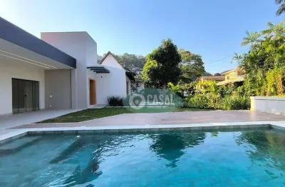 Casa linear em condomínio com 04 suítes, piscina e churrasqueira em itaipu.
