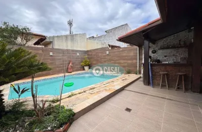 Casa com 04 quartos, piscina e churrasqueira à poucos passos da praia de piratininga!