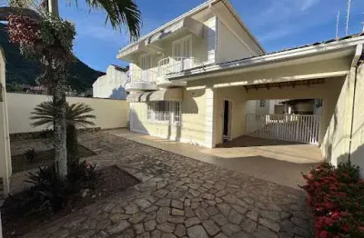Casa com 03 quartos em piratininga com piscina, churrasqueira e quintalzão.