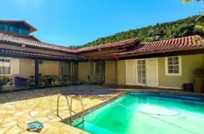 Casa com 04 quartos à venda pertinho da praia de itaipu - niterói/rj.