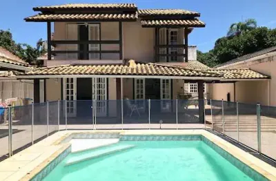 Casa mobiliada com 04 quartos com piscina em piratininga - niterói/rj.