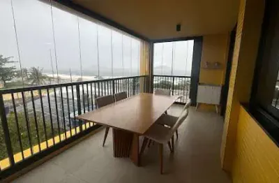 Apartamento com 02 quartos com varandão na frente da praia de piratininga!