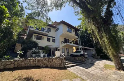 Casa em condomínio com 04 quartos, piscina, sauna e churrasqueira!