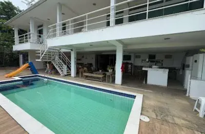 Casa em condomínio com 04 quartos, piscina e churrasqueira em itaipu - niterói/rj.