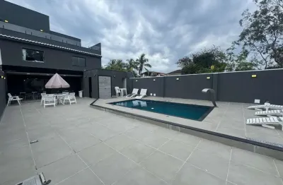 Casa com 05 Quartos, Piscina Churrasqueira e Sauna à Venda em Camboinhas!
