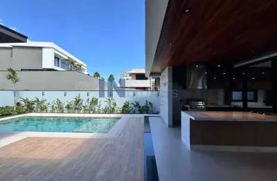 Sobrado à venda no Condomínio Alphaville Jundiaí, em Jundiaí-SP: 4 Quartos, 3 Suítes, 3 Salas, Piscina, Área Gourmet e 325m² na Chácara Terra Nova