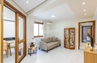 Apartamento de frente, com 2 dormitórios, com varanda fechada, elevador e 1 vaga de garagem.