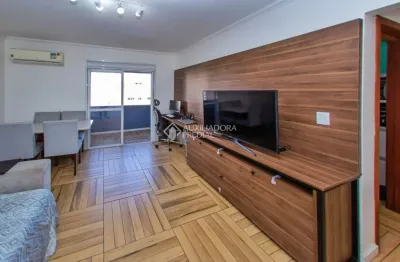 Apartamento reformado e mobiliado – pronto para morar, com 2 dormitórios e vaga