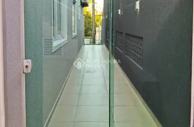 Casa com 2 andares, com 4 dormitorios, 2 suites, excelente localização.