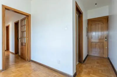 Apartamento amplo e totalmente reformado com 3 dormitórios e vaga escriturada no bairro floresta!
