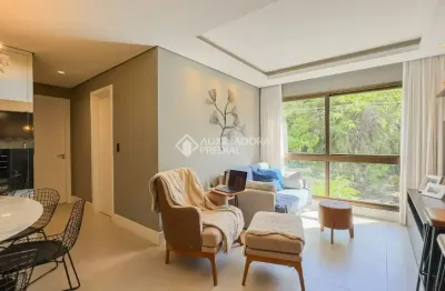 Apartamento mobiliado com suíte, vista para praça e infraestrutura completa!