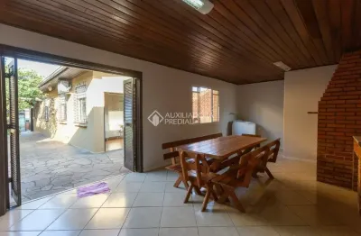Casa impecável com 3 dormitórios, salão de festas e pátio – pronta para morar!