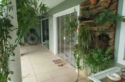 Bela casa em condomínio com segurança 24h em rua privilegiada