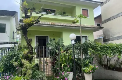 Linda casa à venda, em Vargem Pequena em um dos melhores condomínios da regiâo