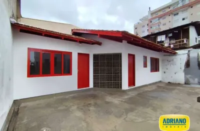 Casa fundos com 2 dormitórios para alugar, 80 m² por r$ 2.300/mês - rua santos saraiva, 2074 - casa 02 - capoeiras - florianópolis/sc