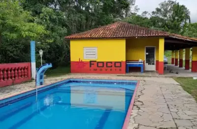 Chácara / mobiliada e escriturada / 04 quartos com 02 suítes / piscina / área gourmet / 4.300m² de terreno / 130m²  de construção / guararema