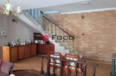 Sobrado com 4 quartos e 4 banheiros à venda, 249 m²